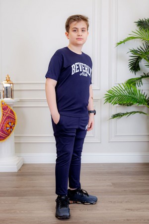 ترنج ولادي قطعتين لون كحلي تيشيرت بكتابات من الأمام و بنطلون بجيوب من الجانبين 