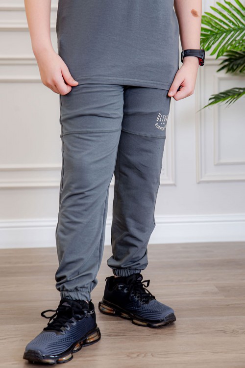 ترنج ولادي قطعتين لون رمادي تيشيرت بكتابات من الأمام و الخلف و بنطلون بجيوب من الجانبين و الخلف