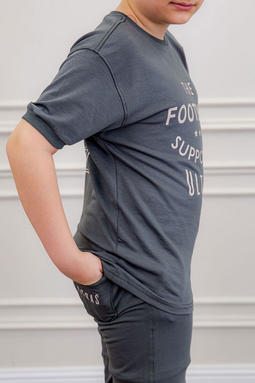 ترنج ولادي قطعتين لون رمادي تيشيرت بكتابات من الأمام و الخلف و بنطلون بجيوب من الجانبين و الخلف