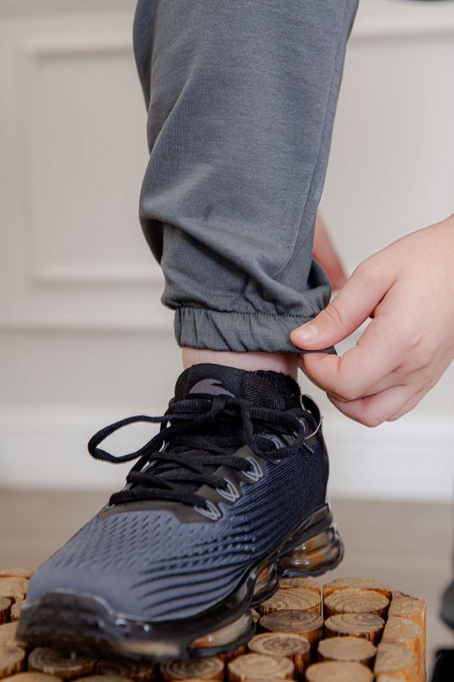 ترنج ولادي قطعتين لون رمادي تيشيرت بكتابات من الأمام و الخلف و بنطلون بجيوب من الجانبين و الخلف