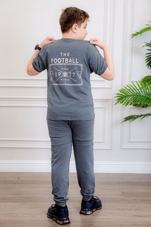 ترنج ولادي قطعتين لون رمادي تيشيرت بكتابات من الأمام و الخلف و بنطلون بجيوب من الجانبين و الخلف 