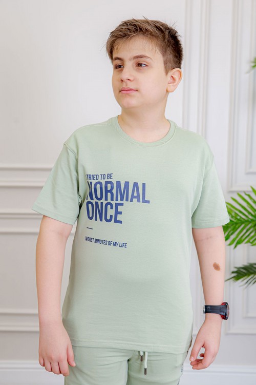 ترنج ولادي قطعتين لون تفاحي تيشيرت بكتابات من الأمام و الخلف و بنطلون بجيوب من الجانبين و الخلف و برباط في الخصر