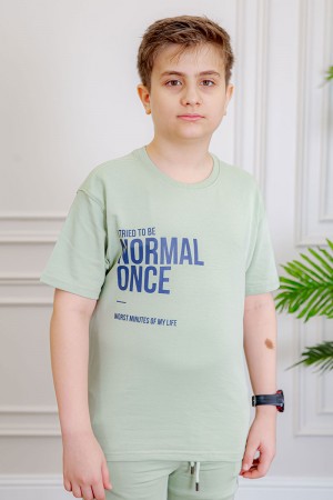 ترنج ولادي قطعتين لون تفاحي تيشيرت بكتابات من الأمام و الخلف و بنطلون بجيوب من الجانبين و الخلف و برباط في الخصر