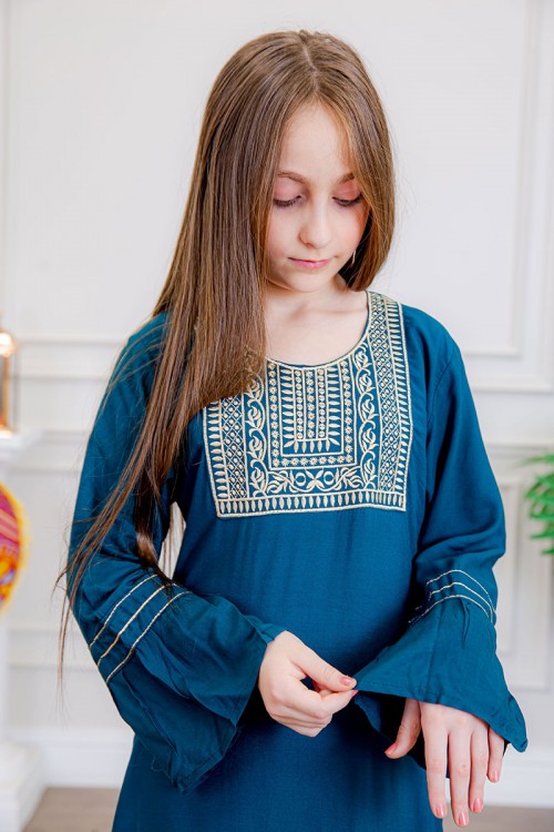 جلابية بناتي لون أزرق مزينة بتطريز بيج ذو أكمام طويلة