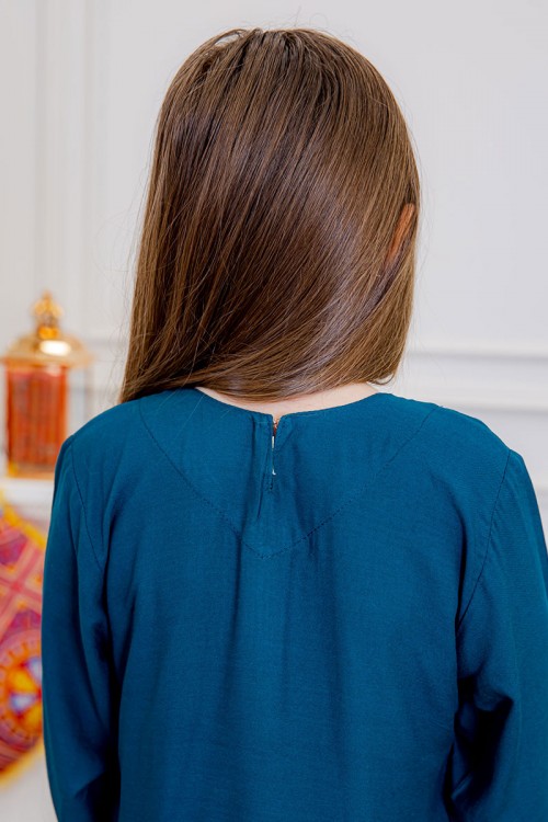 جلابية بناتي لون أزرق مزينة بتطريز بيج ذو أكمام طويلة