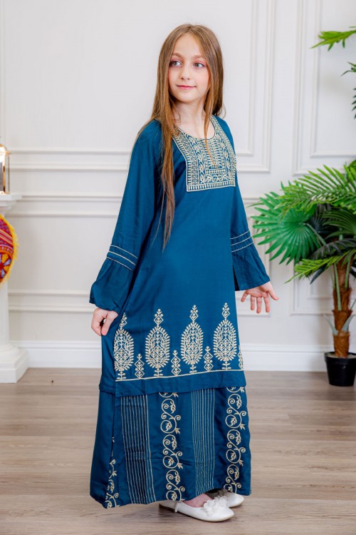 جلابية بناتي لون أزرق مزينة بتطريز بيج ذو أكمام طويلة