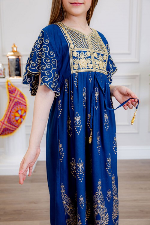 جلابية بناتي لون أزرق مزينة بتطريز ذهبي ذو أكمام ميدي و رباط  من الأمام