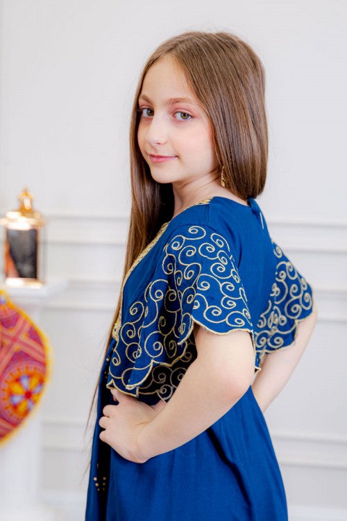 جلابية بناتي لون أزرق مزينة بتطريز ذهبي ذو أكمام ميدي و رباط  من الأمام