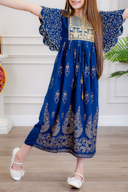 جلابية بناتي لون أزرق مزينة بتطريز ذهبي ذو أكمام ميدي و رباط  من الأمام