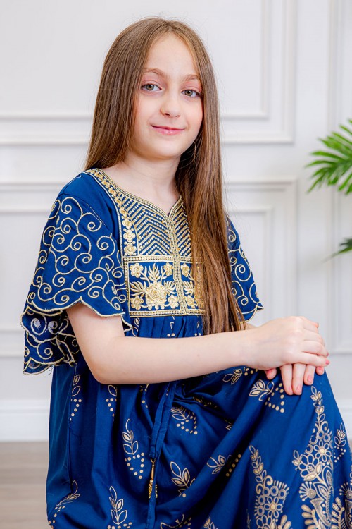 جلابية بناتي لون أزرق مزينة بتطريز ذهبي ذو أكمام ميدي و رباط  من الأمام