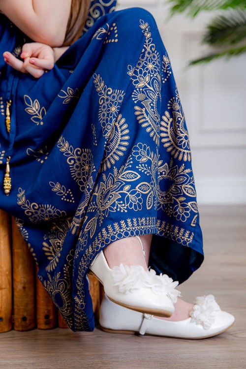 جلابية بناتي لون أزرق مزينة بتطريز ذهبي ذو أكمام ميدي و رباط  من الأمام