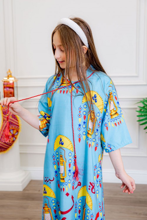 جلابية بناتي رمضانية لون سماوي مزينة بفوانيس و حروف عربية برباط على الرقبة و بأكمام ميدي