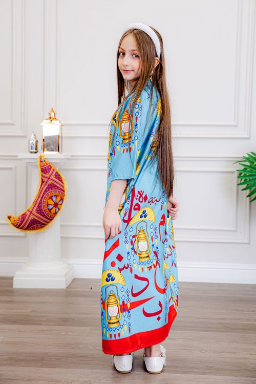 جلابية بناتي رمضانية لون سماوي مزينة بفوانيس و حروف عربية برباط على الرقبة و بأكمام ميدي