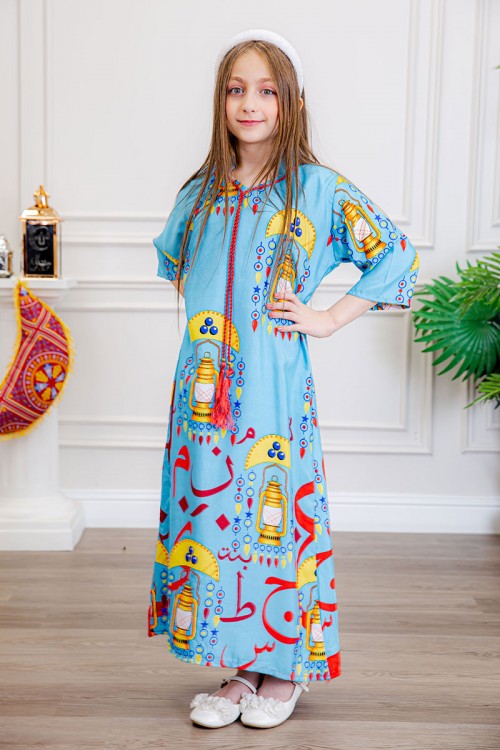 جلابية بناتي رمضانية لون سماوي مزينة بفوانيس و حروف عربية برباط على الرقبة و بأكمام ميدي