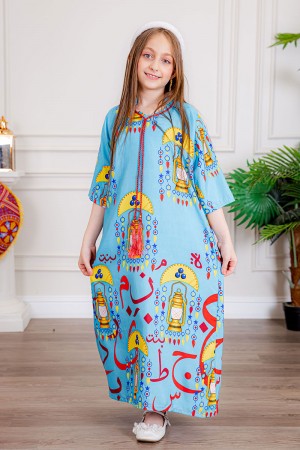 جلابية بناتي رمضانية لون سماوي مزينة بفوانيس و حروف عربية برباط على الرقبة و بأكمام ميدي