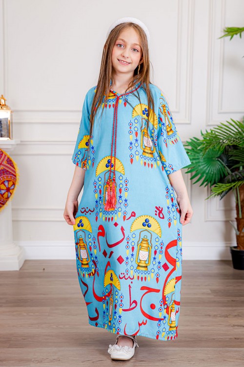 جلابية بناتي رمضانية لون سماوي مزينة بفوانيس و حروف عربية برباط على الرقبة و بأكمام ميدي
