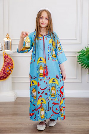 جلابية بناتي رمضانية لون سماوي مزينة بفوانيس و حروف عربية برباط على الرقبة و بأكمام ميدي
