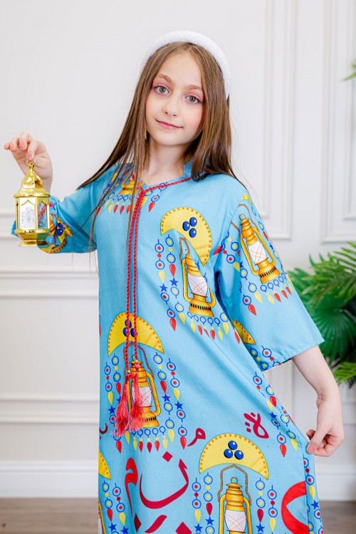 جلابية بناتي رمضانية لون سماوي مزينة بفوانيس و حروف عربية برباط على الرقبة و بأكمام ميدي