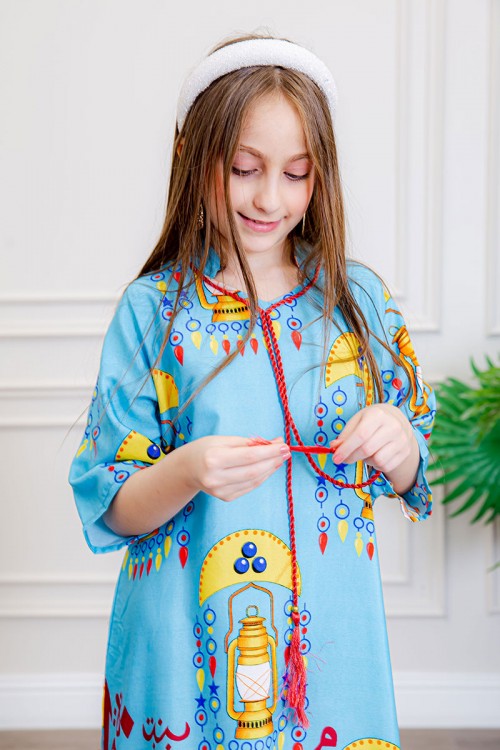 جلابية بناتي رمضانية لون سماوي مزينة بفوانيس و حروف عربية برباط على الرقبة و بأكمام ميدي