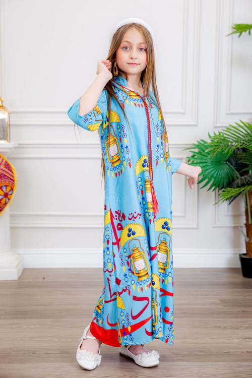 جلابية بناتي رمضانية لون سماوي مزينة بفوانيس و حروف عربية برباط على الرقبة و بأكمام ميدي