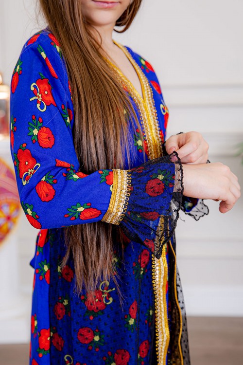 جلابية بناتي ماكسي لون أزرق مزينة بالورود بتطريز ذهبي من الأطراف و بقماش شيفون من الأمام و الأكمام و رباط من الخلف