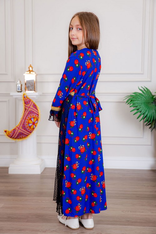 جلابية بناتي ماكسي لون أزرق مزينة بالورود بتطريز ذهبي من الأطراف و بقماش شيفون من الأمام و الأكمام و رباط من الخلف