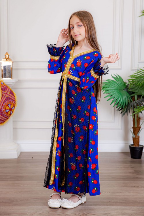 جلابية بناتي ماكسي لون أزرق مزينة بالورود بتطريز ذهبي من الأطراف و بقماش شيفون من الأمام و الأكمام و رباط من الخلف