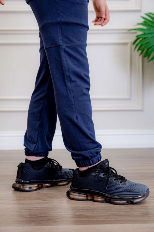 ترنج ولادي قطعتين لون كحلي تيشيرت بكتابات و طبعات من الأمام و الخلف و بنطلون بجيوب من الجانبين و الخلف