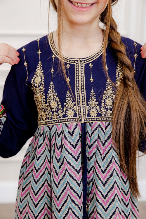 جلابية بناتي لون كحلي بتطريز ذهبي و بخطوط مثلثات ملونة ذو أكمام طويلة و رباط من الأمام