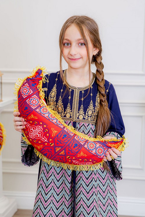 جلابية بناتي لون كحلي بتطريز ذهبي و بخطوط مثلثات ملونة ذو أكمام طويلة و رباط من الأمام