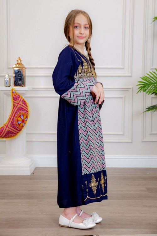 جلابية بناتي لون كحلي بتطريز ذهبي و بخطوط مثلثات ملونة ذو أكمام طويلة و رباط من الأمام