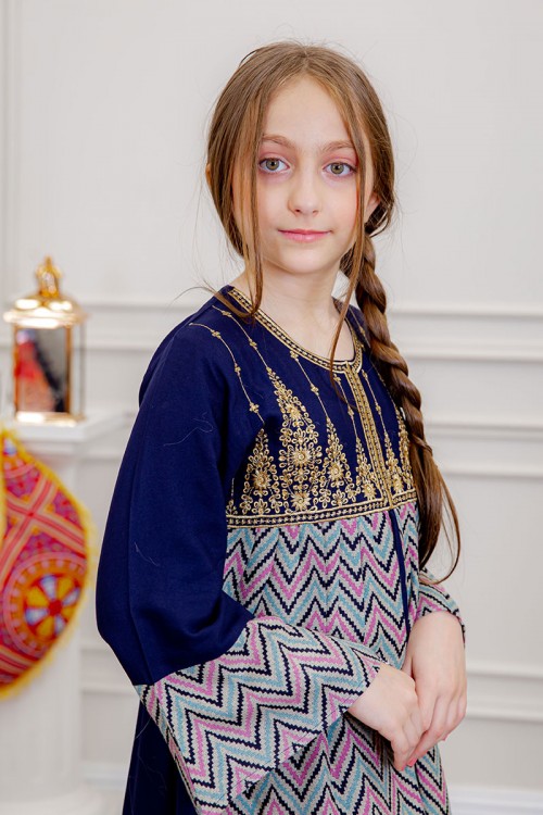 جلابية بناتي لون كحلي بتطريز ذهبي و بخطوط مثلثات ملونة ذو أكمام طويلة و رباط من الأمام