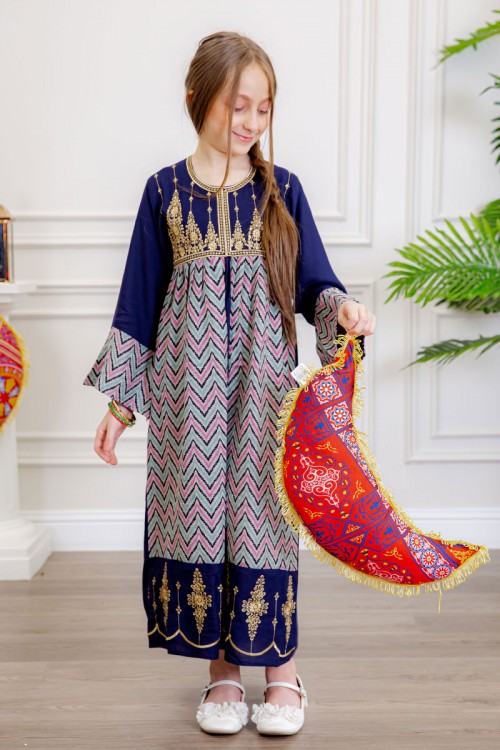 جلابية بناتي لون كحلي بتطريز ذهبي و بخطوط مثلثات ملونة ذو أكمام طويلة و رباط من الأمام
