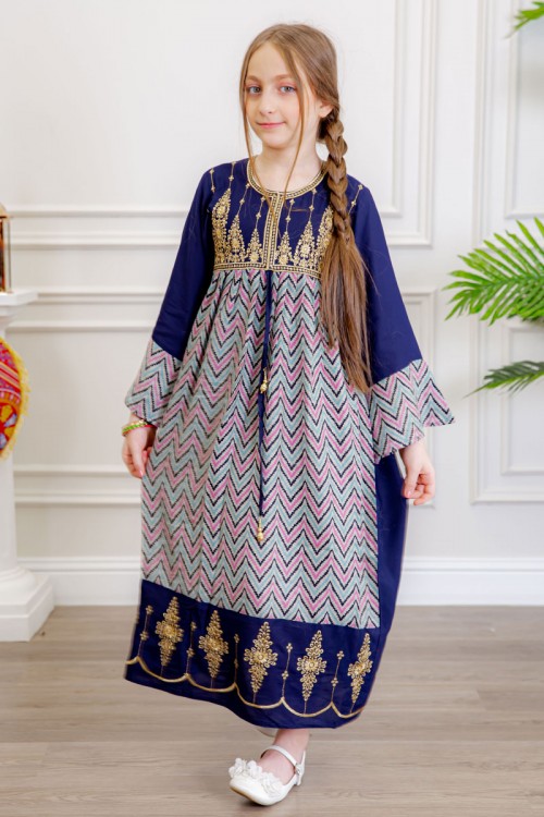 جلابية بناتي لون كحلي بتطريز ذهبي و بخطوط مثلثات ملونة ذو أكمام طويلة و رباط من الأمام