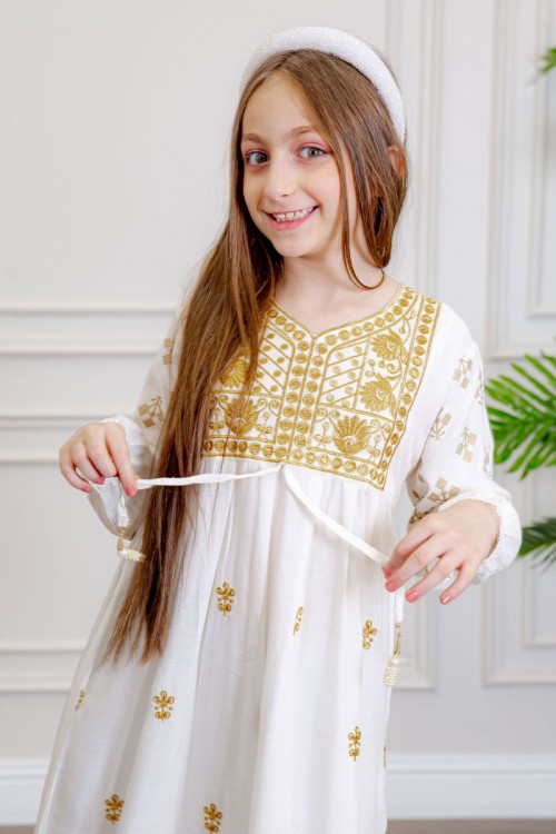 جلابية بناتي لون أبيض مزينة بتطريز ذهبي ذو أكمام طويلة و رباط من الأمام