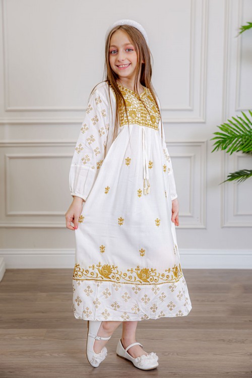 جلابية بناتي لون أبيض مزينة بتطريز ذهبي ذو أكمام طويلة و رباط من الأمام