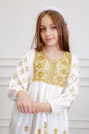 جلابية بناتي لون أبيض مزينة بتطريز ذهبي ذو أكمام طويلة و رباط من الأمام