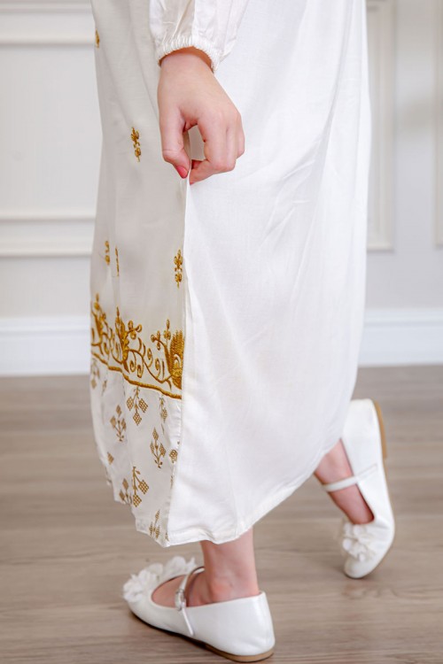 جلابية بناتي لون أبيض مزينة بتطريز ذهبي ذو أكمام طويلة و رباط من الأمام
