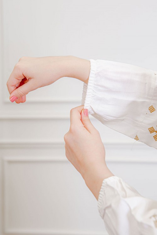 جلابية بناتي لون أبيض مزينة بتطريز ذهبي ذو أكمام طويلة و رباط من الأمام