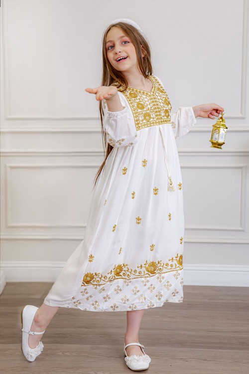 جلابية بناتي لون أبيض مزينة بتطريز ذهبي ذو أكمام طويلة و رباط من الأمام