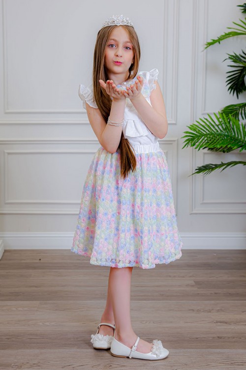 طقم تيور بناتي قطعتين بلوزة بلون أبيض مزينة بفيونكة ملونة من الأمام بدون أكمام و تـنورة ملونة