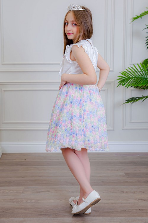 طقم تيور بناتي قطعتين بلوزة بلون أبيض مزينة بفيونكة ملونة من الأمام بدون أكمام و تـنورة ملونة