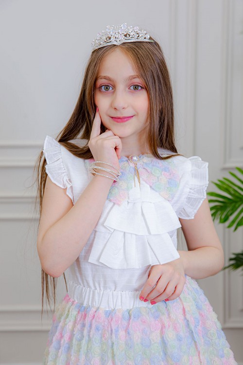 طقم تيور بناتي قطعتين بلوزة بلون أبيض مزينة بفيونكة ملونة من الأمام بدون أكمام و تـنورة ملونة