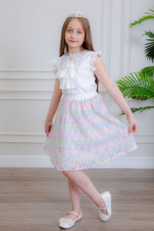 طقم تيور بناتي قطعتين بلوزة بلون أبيض مزينة بفيونكة ملونة من الأمام بدون أكمام و تـنورة ملونة