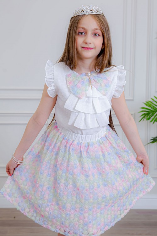 طقم تيور بناتي قطعتين بلوزة بلون أبيض مزينة بفيونكة ملونة من الأمام بدون أكمام و تـنورة ملونة