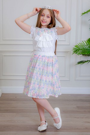 طقم تيور بناتي قطعتين بلوزة بلون أبيض مزينة بفيونكة ملونة من الأمام بدون أكمام و تـنورة ملونة