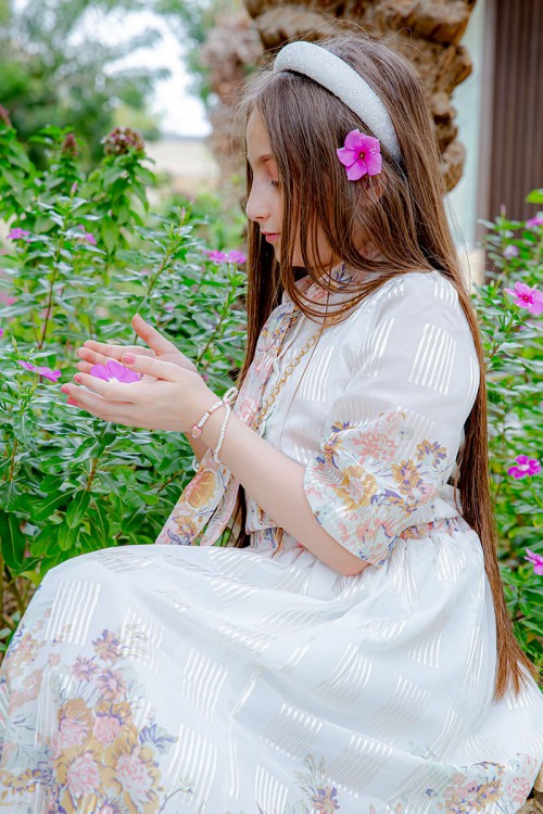 طقم تيور بناتي قطعتين لون أبيض بخطوط بيج بلوزة برباط من الرقبة و أكمام ميدي مشجرة و تـنورة طويلة بأطراف مشجرة