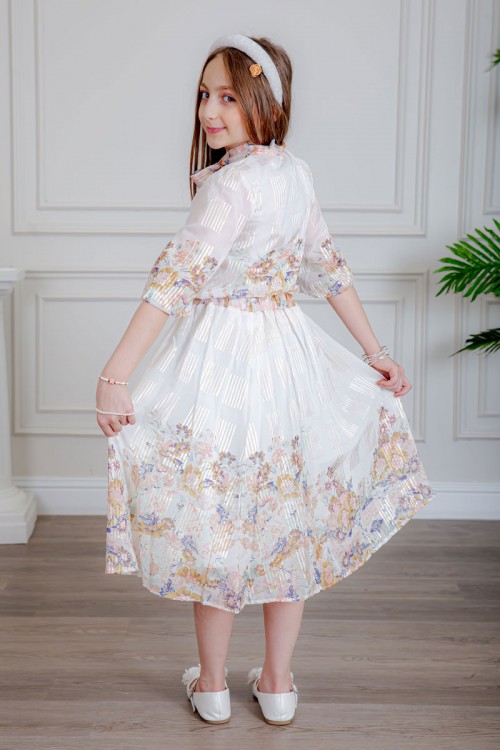 طقم تيور بناتي قطعتين لون أبيض بخطوط بيج بلوزة برباط من الرقبة و أكمام ميدي مشجرة و تـنورة طويلة بأطراف مشجرة