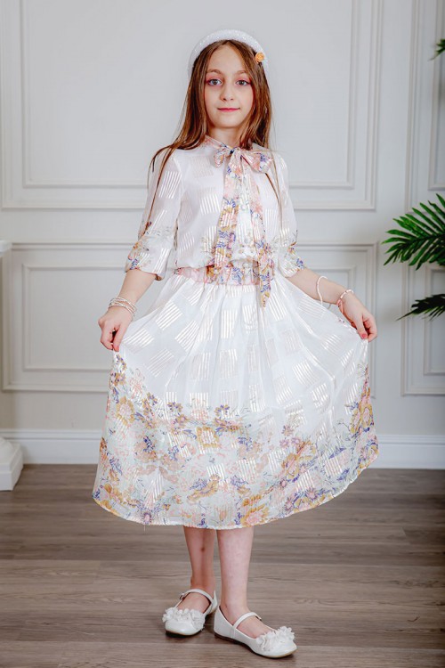 طقم تيور بناتي قطعتين لون أبيض بخطوط بيج بلوزة برباط من الرقبة و أكمام ميدي مشجرة و تـنورة طويلة بأطراف مشجرة