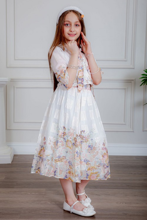 طقم تيور بناتي قطعتين لون أبيض بخطوط بيج بلوزة برباط من الرقبة و أكمام ميدي مشجرة و تـنورة طويلة بأطراف مشجرة